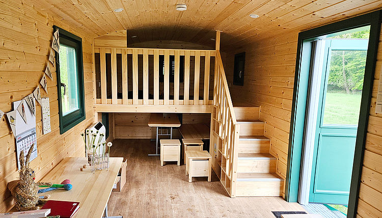 Schutzwagen der Naturkita Appen 1 Innenansicht des Schutzwagens mit dem kleinen Hochboden aus hellem Holz