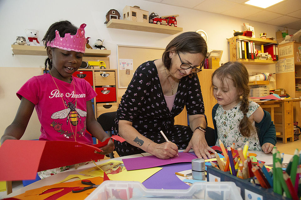 Kinder schneiden Buchstaben aus